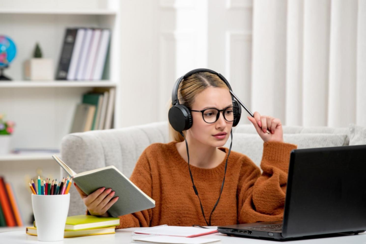 Projektteam bei der Budgetplanung am Arbeitsplatz