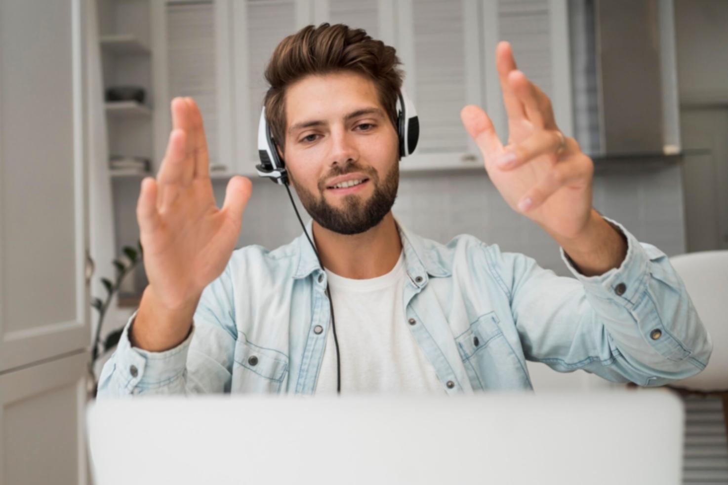 Teamwork bei der strategischen Budgetplanung im modernen Büroumfeld