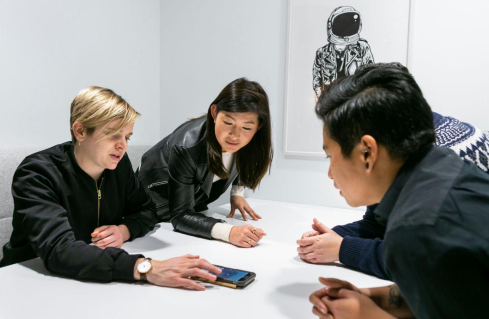 Detaillierte Budgetplanung mit Taschenrechner und Projektunterlagen