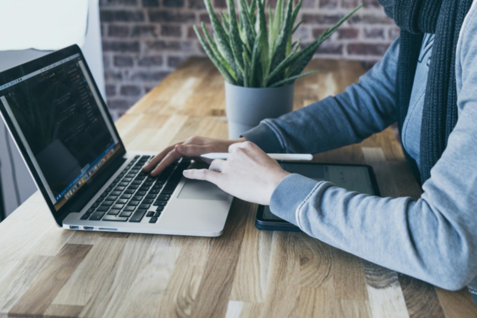 Teamarbeit und Diskussion über Projektbudgets im Besprechungsraum